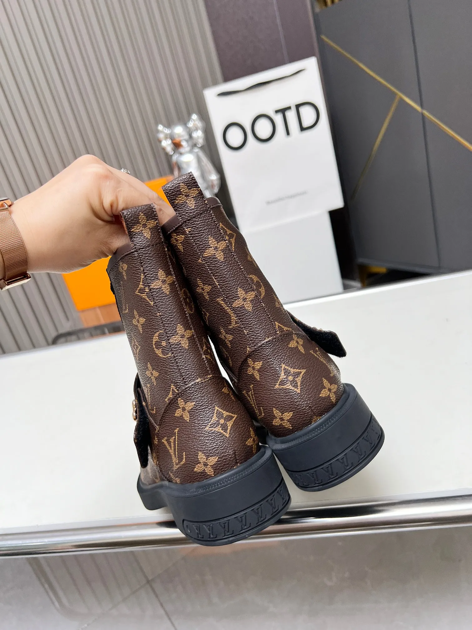 👟👟Ex-factory price 760👟👟Louis Vuitton 2024 autumn and winter high-end customization, major star Internet celebrity catwalk style, century-old classic, exquisite craftsmanship, comfortable on the feet, side zipper design for easy putting on and taking off. This Citizen flat boots are made of smooth cow leather, with rich elements to interpret military style. Adjustable Velcro laces are accented with studs, giving the Monogram flower and LV Twist logo a metallic sheen, while a lightweight rubber outsole completes the look. Fabric: full-grain cowhide, lining: cowhide, buckle: original mold, outsole, original mold, color: black cowhide, black open edge beads, coffee color, code number: 36 to 40 (41 and 42 can be customized, non-refundable). Bosses are welcome to order (open edge beads + 10 meters)